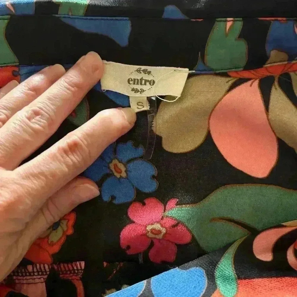 Entro Multi colored Floral Snap Crotch Blouse. Size Small. Gently used. - Picture 3 of 4